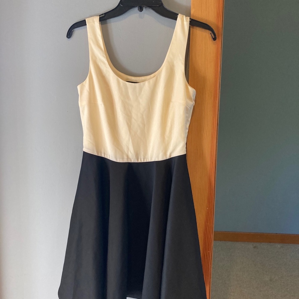 Chic black ans white dress